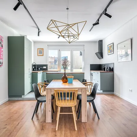 Skyline Sanctuary Apartment *